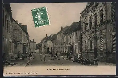 AK Chaource, Grande Rue animée avec habitants et architecture historique