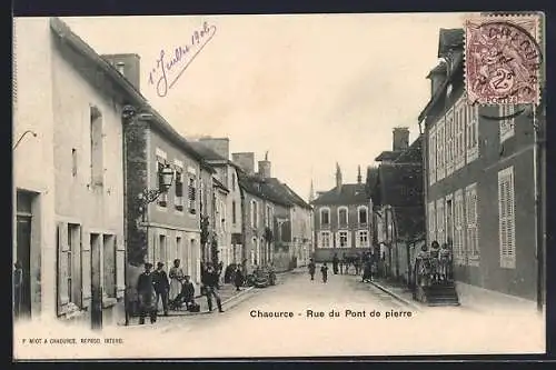 AK Chaource, Rue du Pont de pierre animée avec passants et bâtiments historiques