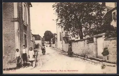 AK Celles-sur-Ource, Rue du Marronnier avec passants et maisons anciennes