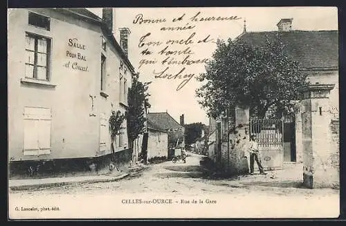 AK Celles-sur-Ource, Rue de la Gare avec salle pour bal et café