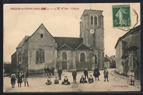 AK Celles-sur-Ource, L`Église avec des enfants devant l`entrée