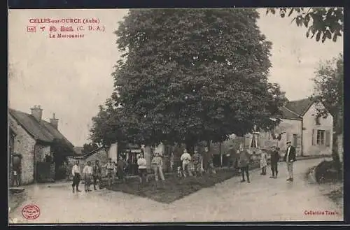 AK Celles-sur-Ource, Le Marronnier et habitants réunis autour de l`arbre