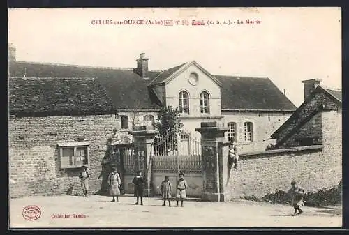 AK Celles-sur-Ource, La Mairie et enfants devant les grilles