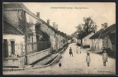 AK Bourgignons, Rue des Moulins avec enfants et maisons en briques