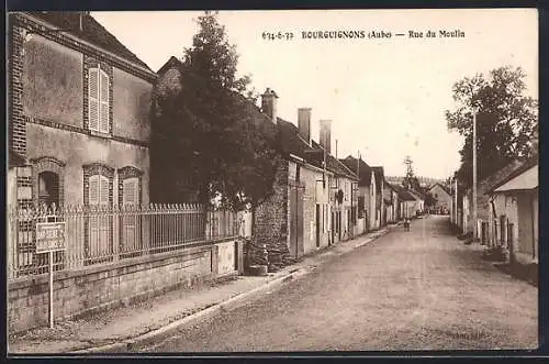 AK Bourguignons, Rue du Moulin avec maisons et clôtures en fer forgé