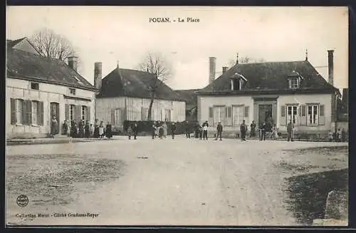 AK Pouan, La Place animée avec habitants et bâtiments historiques