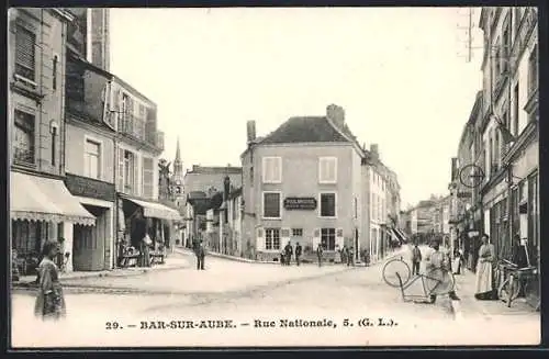 AK Bar-sur-Aube, Rue Nationale avec boutiques et passants