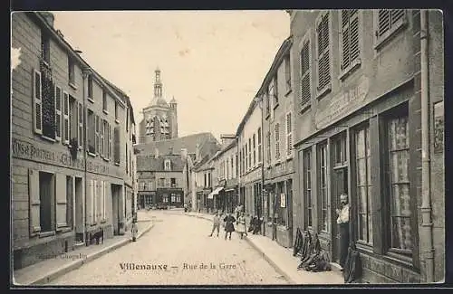 AK Villenauxe, Rue de la Gare avec vue sur l`église et animation de rue