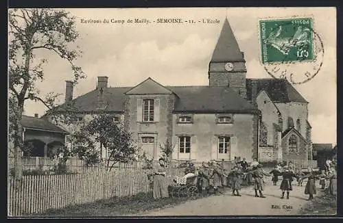 AK Semoine, L`École avec des enfants jouant devant le bâtiment