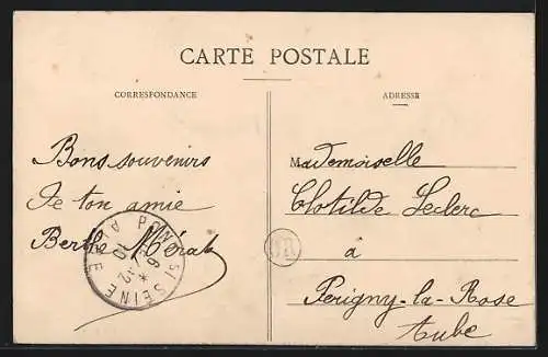 AK Semoine, L`École avec des enfants jouant devant le bâtiment