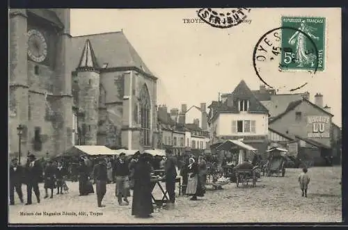AK Troyes, Scène animée sur la place du marché avec église et boutiques