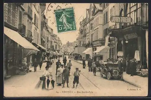AK Troyes, Rue Émile-Zola animée avec passants et automobiles