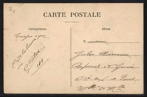 AK Troyes, Rue Émile-Zola animée avec passants et automobiles