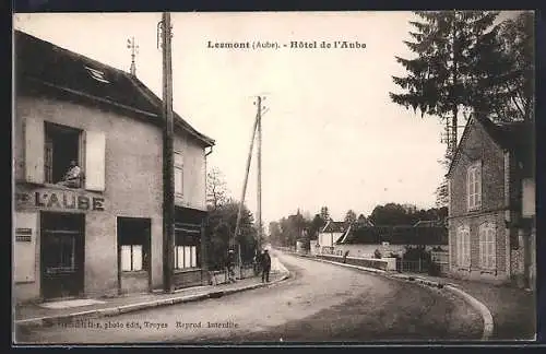 AK Lesmont, Hôtel de l`Aube et rue principale avec passants
