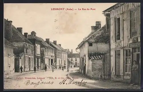 AK Lesmont, La Rue du Pont avec vue sur les maisons et passants