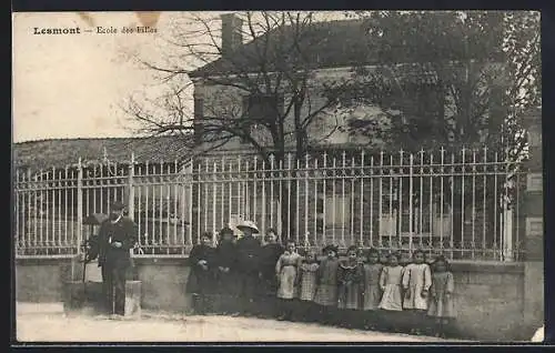 AK Lesmont, École des Filles devant le bâtiment scolaire