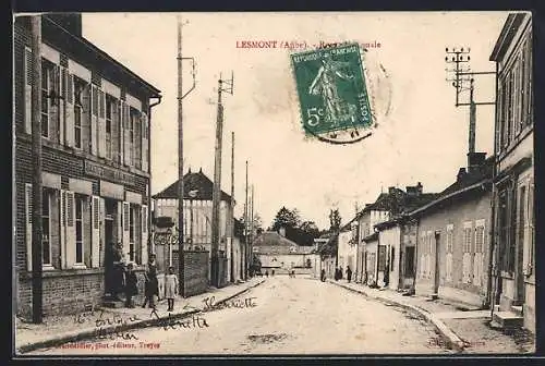 AK Lesmont, Rue principale avec enfants et bâtiments historiques