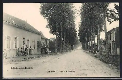 AK Lesmont, Route de Piney avec rangée d`arbres et maisons adjacentes