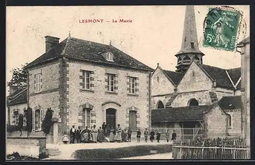 AK Lesmont, La Mairie et l`église avec des habitants devant la mairie