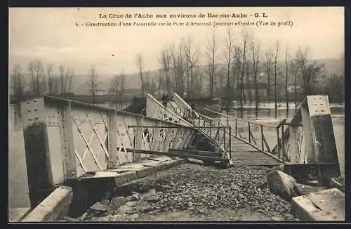 AK Arsonval-Jaucourt, Construction d`une passerelle sur le pont effondré d`Arsonval-Jaucourt, Vue de profil