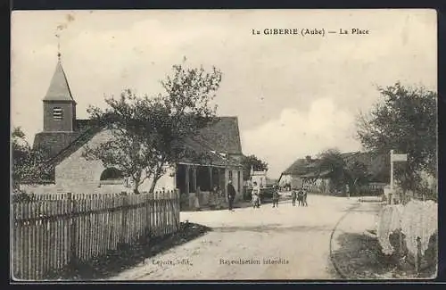 AK La Giberie, La Place avec église et villageois