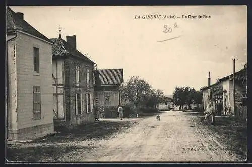 AK La Giberie, La Grande Rue avec maisons et passants