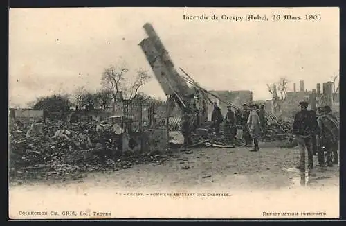 AK Crespy, Pompiers abattant une cheminée après l`incendie du 26 mars 1903