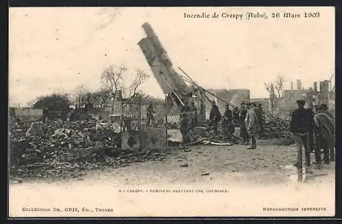 AK Crespy, Pompiers abattant une cheminée après l`incendie du 26 mars 1903