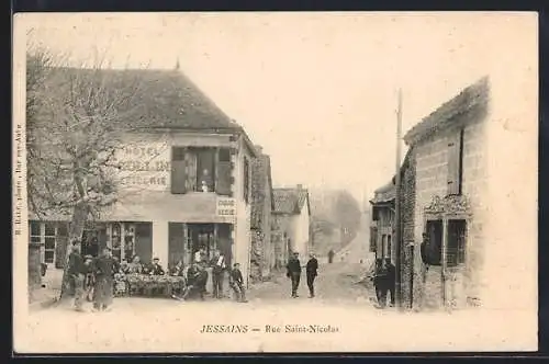 AK Jessains, Rue Saint-Nicolas avec l`hôtel et des villageois animant la rue