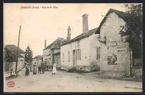 AK Jessains, Rue de la Gare avec habitants et enseigne de chocolat Menier