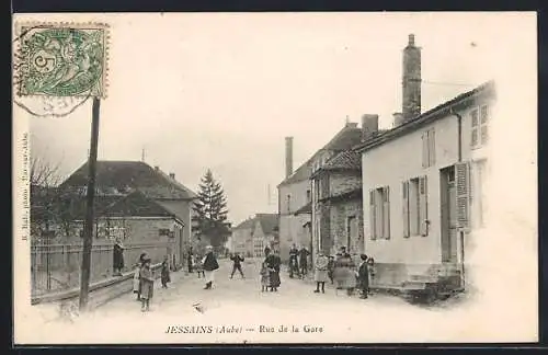 AK Jessains, Rue de la Gare avec des enfants jouant dans la rue