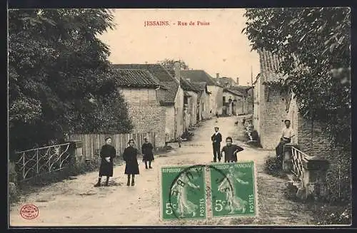 AK Jessains, Rue de Puisé avec habitants et maisons anciennes