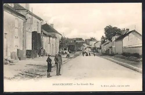 AK Bossancourt, La Grande Rue animée avec passants