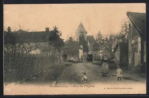AK Montieramey, Rue de l`Église avec scène de village et église en arrière-plan