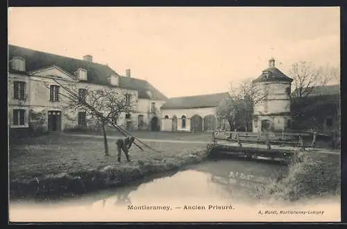 AK Montiéramey, Ancien Prieuré et jardin avec un homme travaillant près du canal