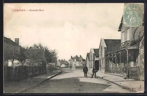 AK Lusigny, Grande-Rue avec passants