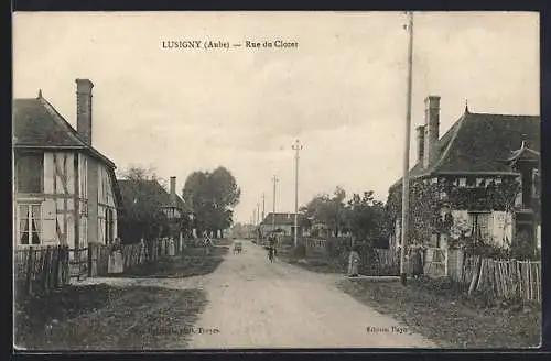AK Lusigny, Rue du Clozet avec maisons traditionnelles et clôtures en bois