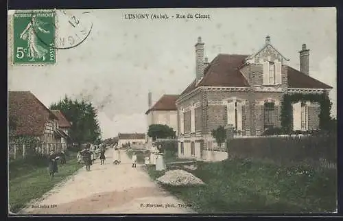 AK Lusigny, Rue du Clozet avec habitants et maisons