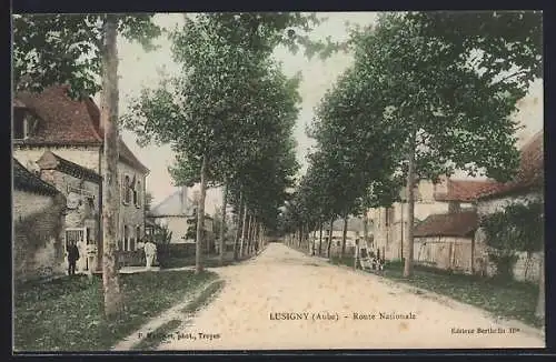 AK Lusigny, Route Nationale bordée d`arbres et maisons en pierre