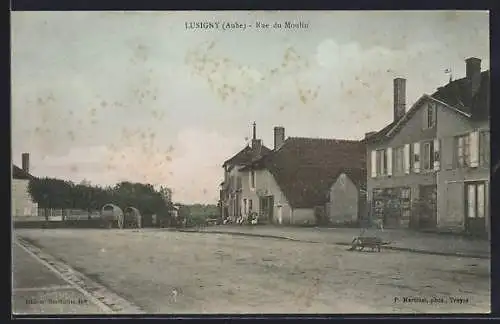 AK Lusigny, Rue du Moulin avec bâtiments et charrettes