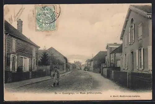 AK Lusigny, Rue principale avec enfant sur la route
