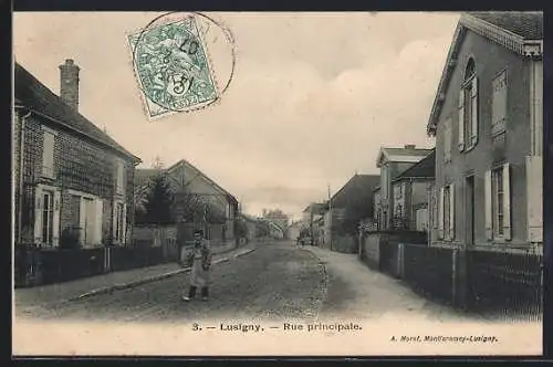 AK Lusigny, Rue principale avec un piéton et maisons alignées