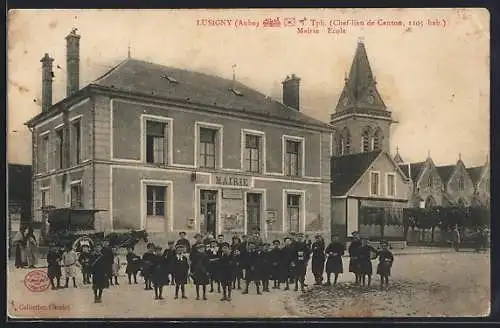 AK Lusigny, Mairie et école avec enfants rassemblés devant le bâtiment