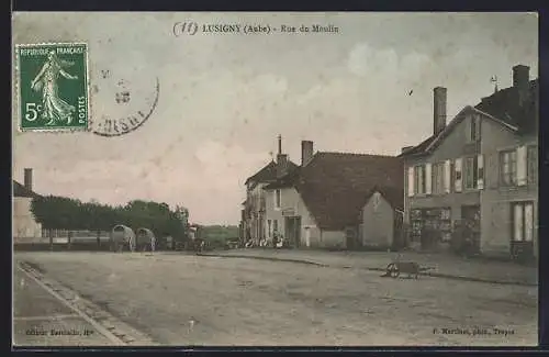 AK Lusigny, Rue du Moulin avec maisons et chariots