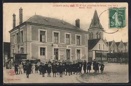 AK Lusigny, Mairie et École avec groupe d`enfants devant le bâtiment