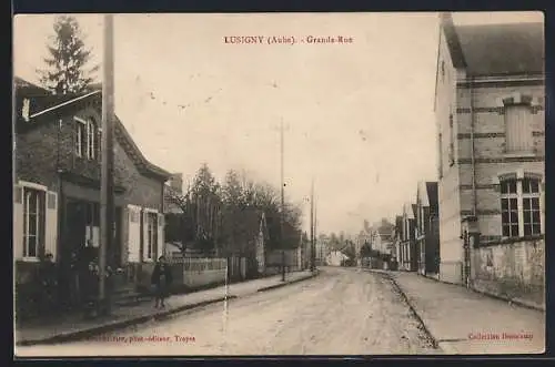 AK Lusigny, Grande-Rue animée avec maisons et arbres