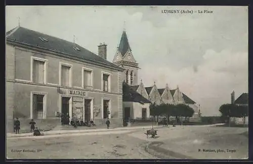 AK Lusigny, La Place avec la mairie et l`église en arrière-plan