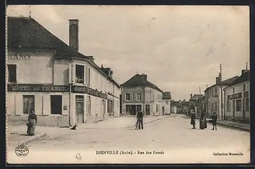 AK Dienville, Rue des Fossés avec l`Hôtel de France et passants