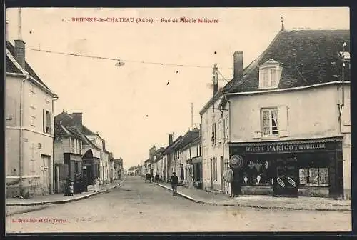 AK Brienne-le-Château, Rue de l`École-Militaire avec bâtiments et passants
