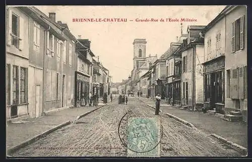 AK Brienne-le-Château, Grande-Rue de l`École Militaire et son animation quotidienne